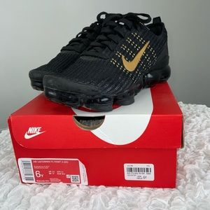 Nike Vapour Max 3 Youth Size 6 / 37UK Black and Metallic Gold FlyKnit 3
